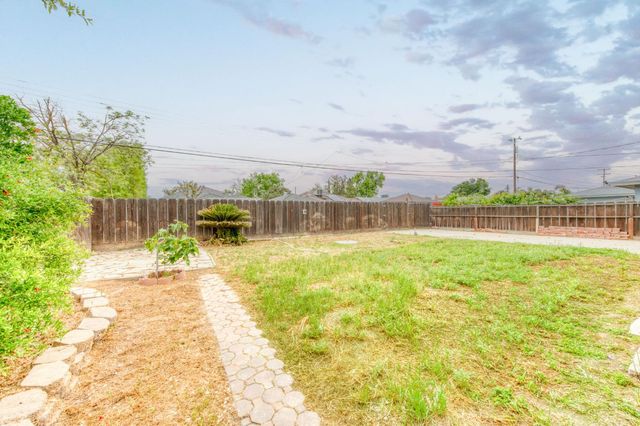 824 W Clinton Avenue, Fresno, CA 93705
