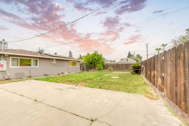 824 W Clinton Avenue, Fresno, CA 93705