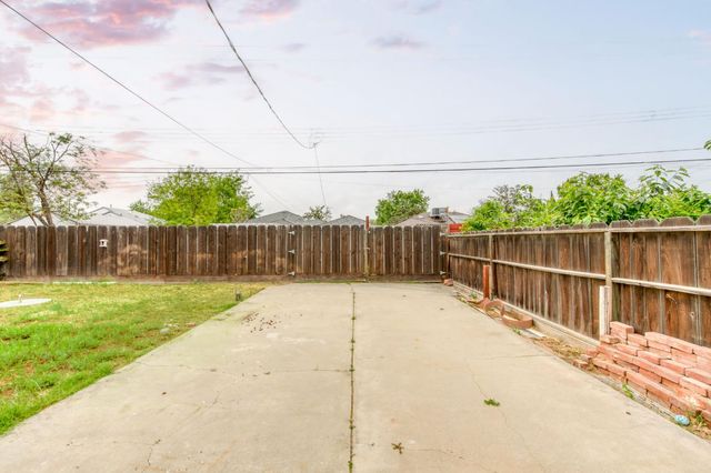 824 W Clinton Avenue, Fresno, CA 93705