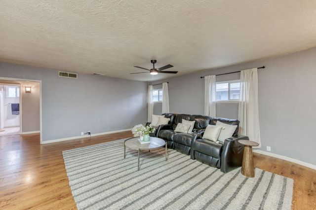 824 W Clinton Avenue, Fresno, CA 93705