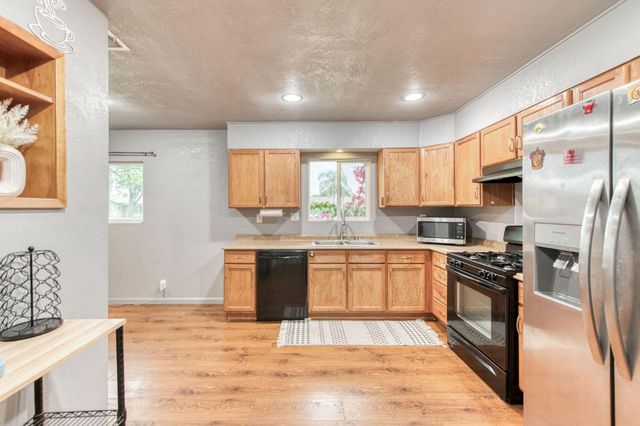 824 W Clinton Avenue, Fresno, CA 93705