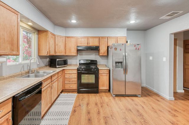 824 W Clinton Avenue, Fresno, CA 93705