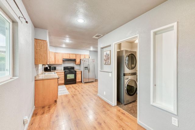 824 W Clinton Avenue, Fresno, CA 93705