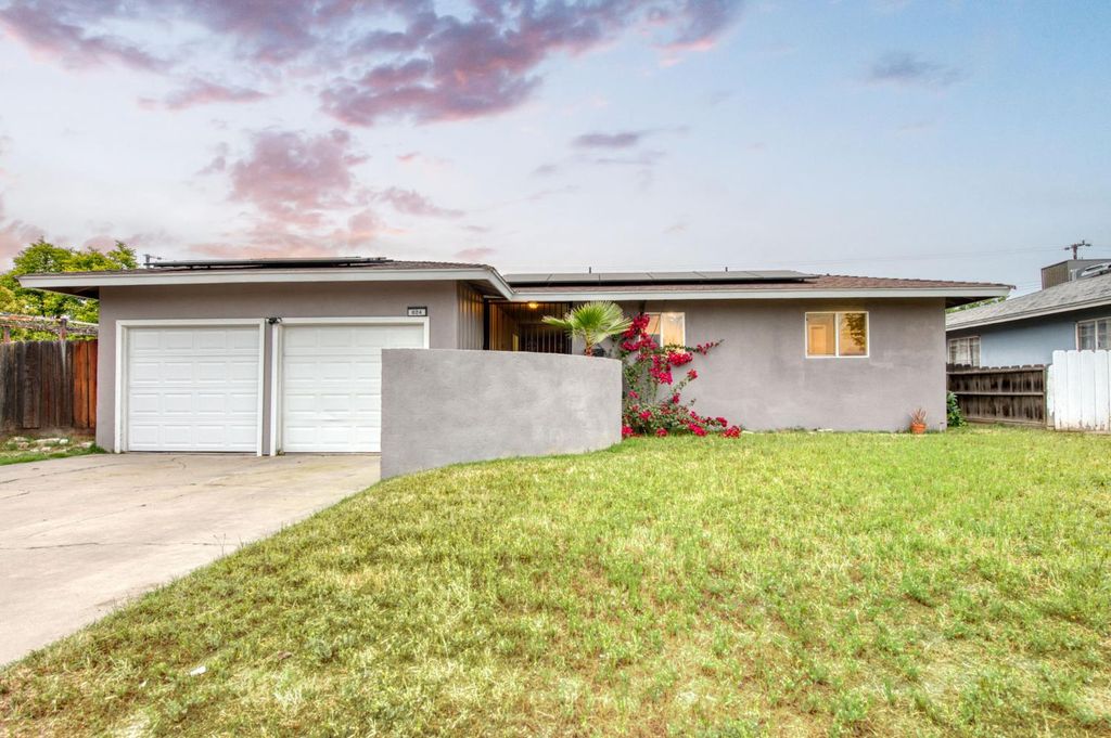 824 W Clinton Avenue, Fresno, CA 93705