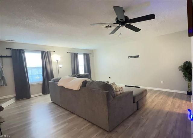 17 S Gawain WAY, Hampton, VA 23669
