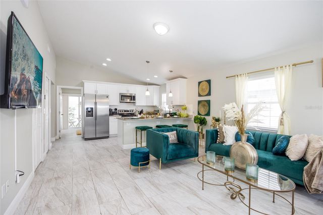 811 HOFFMAN BOULEVARD, Tampa, FL 33612