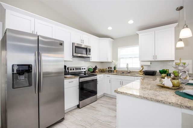 811 HOFFMAN BOULEVARD, Tampa, FL 33612