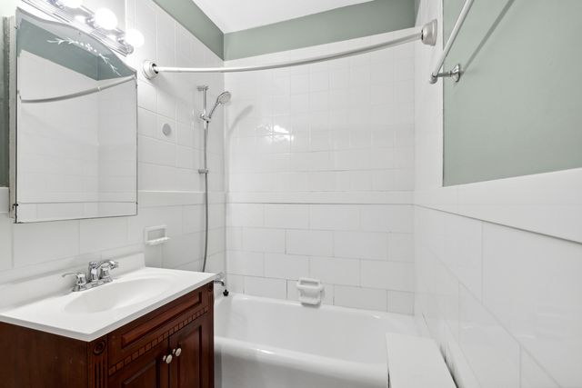 1205 W Sherwin Avenue 805, Chicago, IL 60626