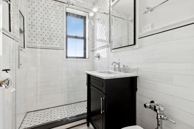 1205 W Sherwin Avenue 805, Chicago, IL 60626