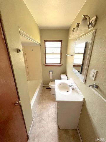 310 S 10TH Street, Belleville, IL 62220