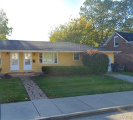 310 S 10TH Street, Belleville, IL 62220