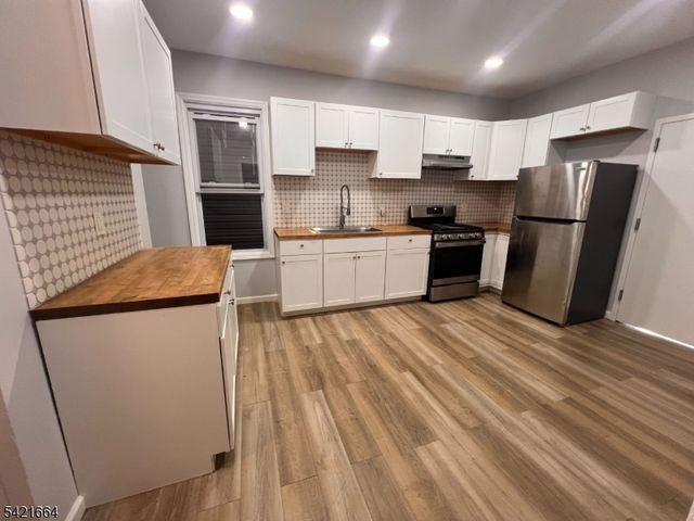 824 MT PROSPECT, Newark City, NJ 07104