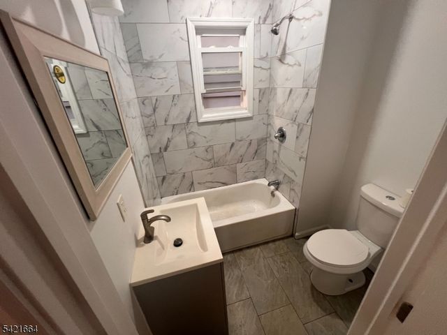 824 MT PROSPECT, Newark City, NJ 07104