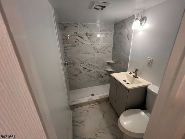 824 MT PROSPECT, Newark City, NJ 07104