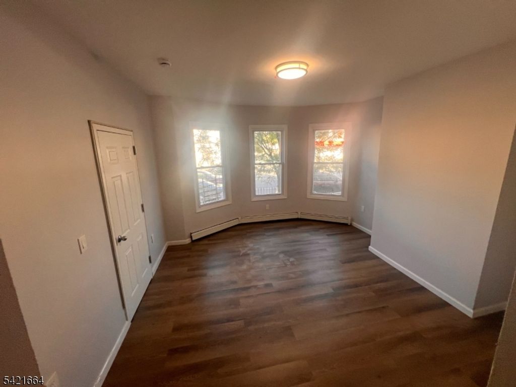 824 MT PROSPECT, Newark City, NJ 07104