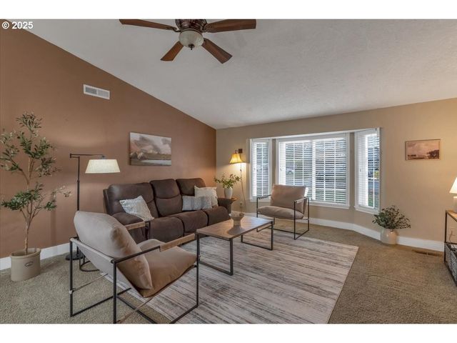 1393 Sw ALEXANDER Dr, Dallas, OR 97338