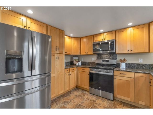 1393 Sw ALEXANDER Dr, Dallas, OR 97338