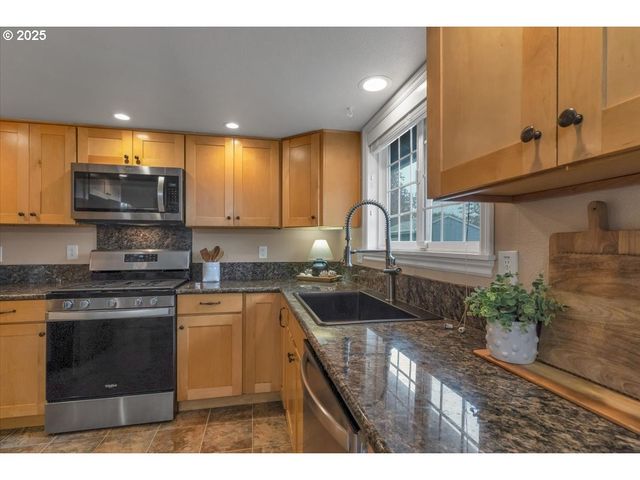 1393 Sw ALEXANDER Dr, Dallas, OR 97338