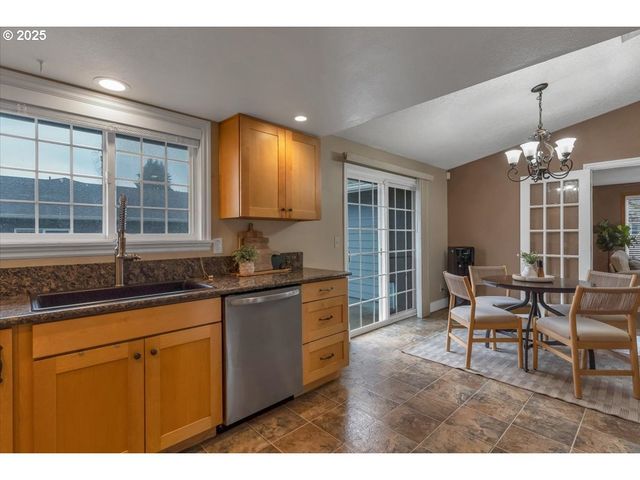 1393 Sw ALEXANDER Dr, Dallas, OR 97338