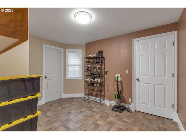 1393 Sw ALEXANDER Dr, Dallas, OR 97338