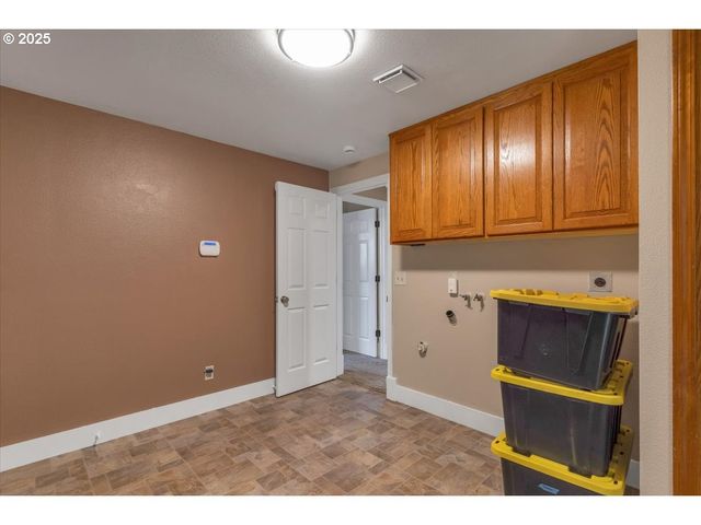 1393 Sw ALEXANDER Dr, Dallas, OR 97338