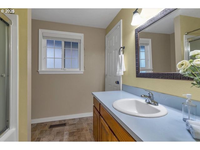 1393 Sw ALEXANDER Dr, Dallas, OR 97338