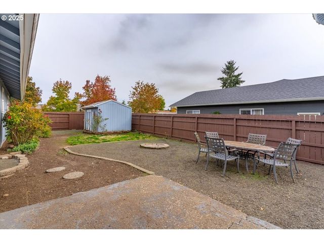 1393 Sw ALEXANDER Dr, Dallas, OR 97338