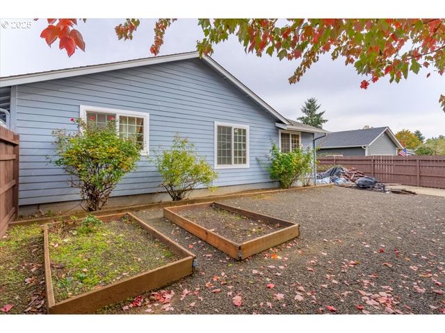 1393 Sw ALEXANDER Dr, Dallas, OR 97338