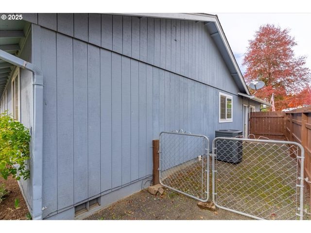 1393 Sw ALEXANDER Dr, Dallas, OR 97338