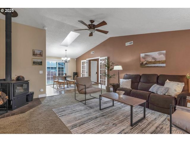 1393 Sw ALEXANDER Dr, Dallas, OR 97338