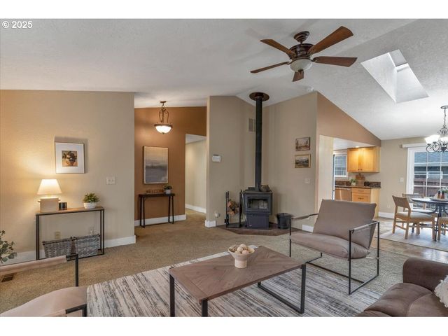 1393 Sw ALEXANDER Dr, Dallas, OR 97338