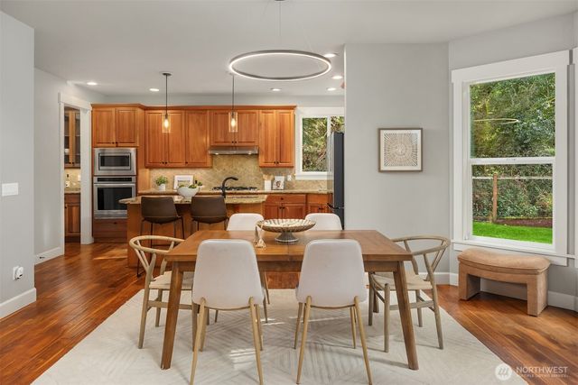 8997 Springwood Avenue NE, Bainbridge Island, WA 98110