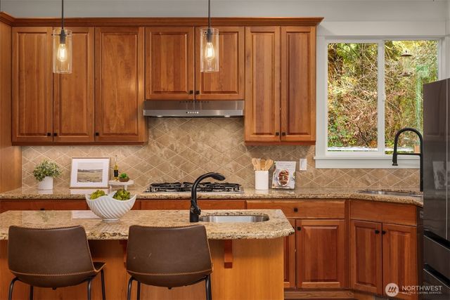 8997 Springwood Avenue NE, Bainbridge Island, WA 98110