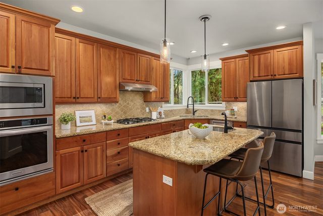 8997 Springwood Avenue NE, Bainbridge Island, WA 98110