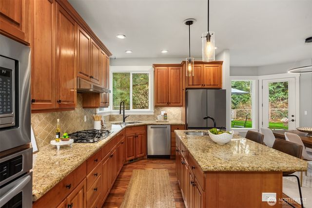 8997 Springwood Avenue NE, Bainbridge Island, WA 98110