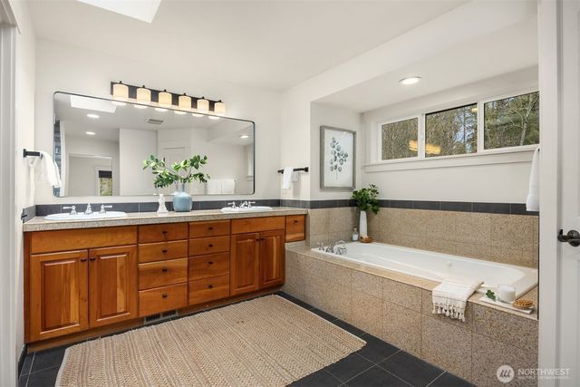 8997 Springwood Avenue NE, Bainbridge Island, WA 98110