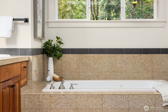 8997 Springwood Avenue NE, Bainbridge Island, WA 98110