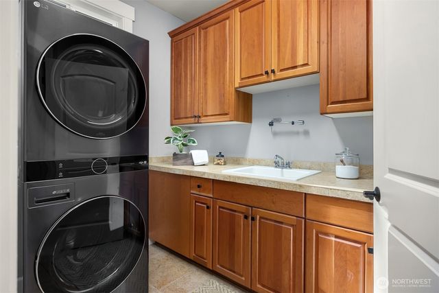 8997 Springwood Avenue NE, Bainbridge Island, WA 98110