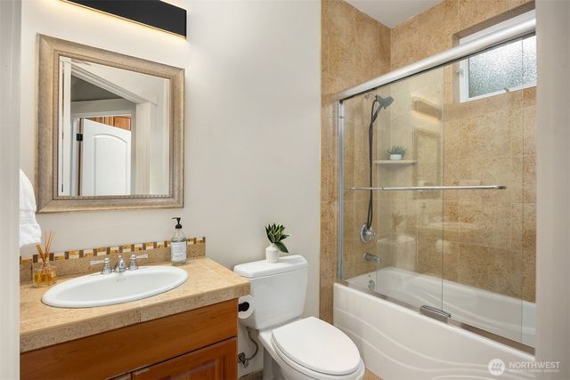 8997 Springwood Avenue NE, Bainbridge Island, WA 98110