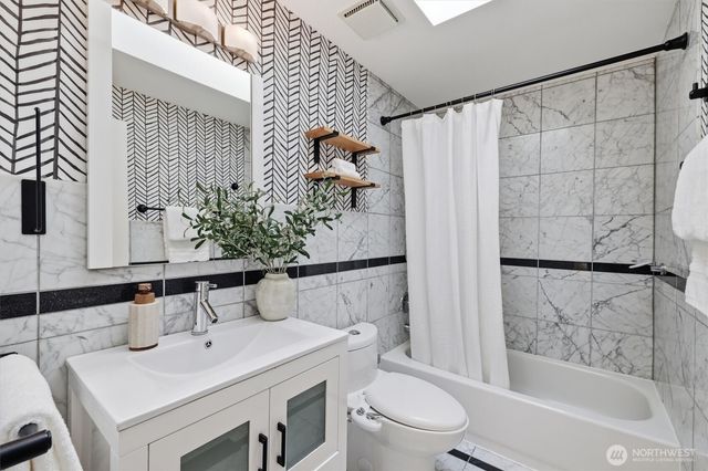 1040 NW Honeywood Place, Issaquah, WA 98027