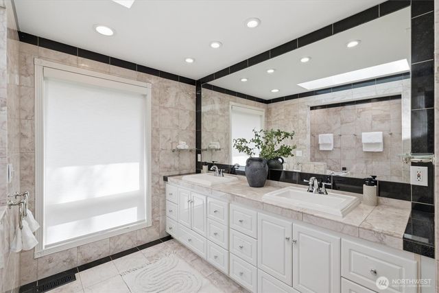 1040 NW Honeywood Place, Issaquah, WA 98027