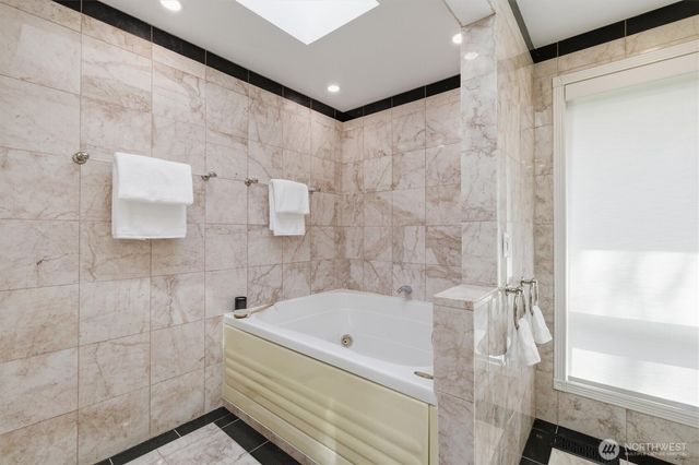 1040 NW Honeywood Place, Issaquah, WA 98027