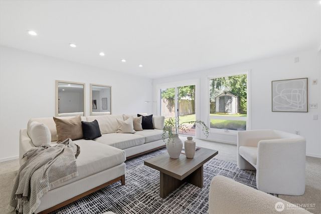 1040 NW Honeywood Place, Issaquah, WA 98027
