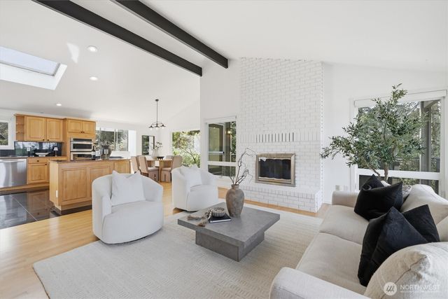 1040 NW Honeywood Place, Issaquah, WA 98027