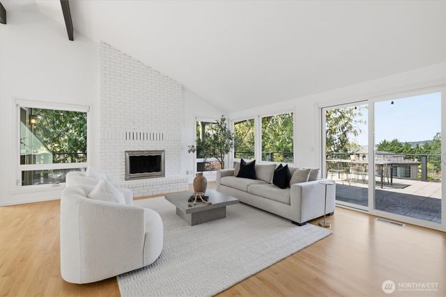1040 NW Honeywood Place, Issaquah, WA 98027