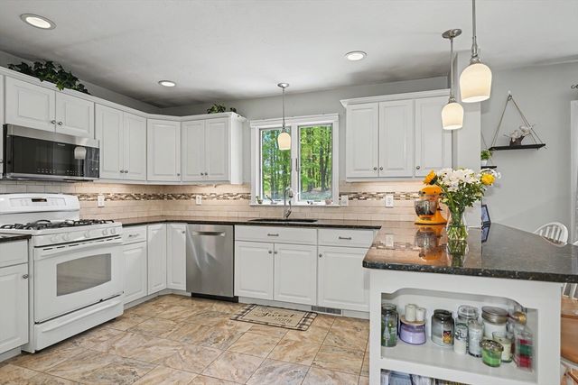 15 Sawmill Dr, Northborough, MA 01532