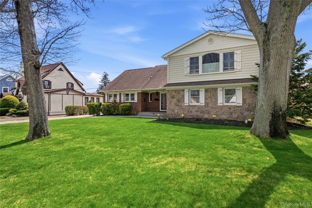 36 Hemlock Lane, Bay Shore, NY 11706