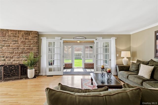 36 Hemlock Lane, Bay Shore, NY 11706