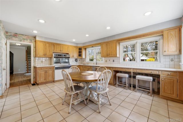 36 Hemlock Lane, Bay Shore, NY 11706