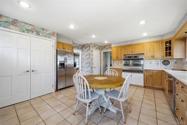 36 Hemlock Lane, Bay Shore, NY 11706